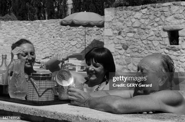 Rendezvous With Alice Saunier-Seite. En Aout 1980, la ministre aux Universités Alice SAUNIER-SEITE en vacances aux Baux de Provence, chez ses amis le...