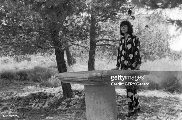 Rendezvous With Alice Saunier-Seite. En Aout 1980, la ministre aux Universités Alice SAUNIER-SEITE en vacances aux Baux de Provence, chez ses amis le...