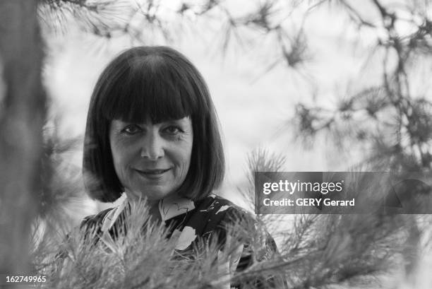 Rendezvous With Alice Saunier-Seite. En Aout 1980, portrait souriant en extéreiur dans un jardin de la ministre aux Universités Alice SAUNIER-SEITE...