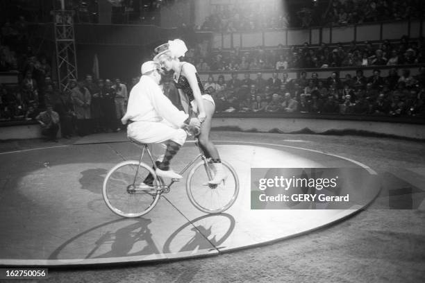 Gala Of The Union Of Artists 1953. Paris, 9 mars 1963. Le Gala de l'Union des Artistes se déroule au cirque d'hiver. Sur la piste, l'acteur Jacques...