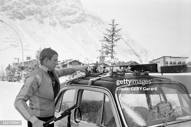 Jean Claude Killy In Val D'Isere. Val d'Isère- 26 décembre 1961- Jean-Claude KILLY, skieur alpin français, en combinaison, prend sa paire de ski sur...