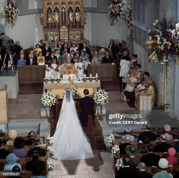 The Marriage Of Prince Hans-Adam Of Liechtenstein With Mary Kinsky Von Wchinitz Und Tettau. Vaduz - 30 juillet 1967 - Lors de leur cérémonie de...