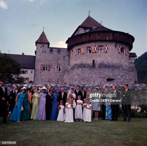 The Marriage Of Prince Hans-Adam Of Liechtenstein With Mary Kinsky Von Wchinitz Und Tettau. Vaduz - 30 juillet 1967 - Dans un jardin devant un...