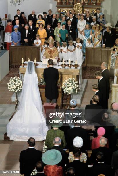 The Marriage Of Prince Hans-Adam Of Liechtenstein With Mary Kinsky Von Wchinitz Und Tettau. Vaduz - 30 juillet 1967 - Lors de leur cérémonie de...