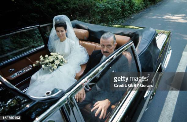The Marriage Of Prince Hans-Adam Of Liechtenstein With Mary Kinsky Von Wchinitz Und Tettau. Vaduz - 30 juillet 1967 - Assise à l'arrière d'une...