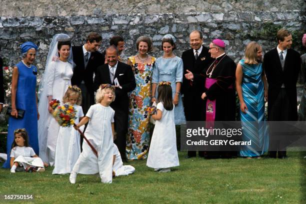 The Marriage Of Prince Hans-Adam Of Liechtenstein With Mary Kinsky Von Wchinitz Und Tettau. Vaduz - 30 juillet 1967 - Dans un jardin, à l'occasion de...