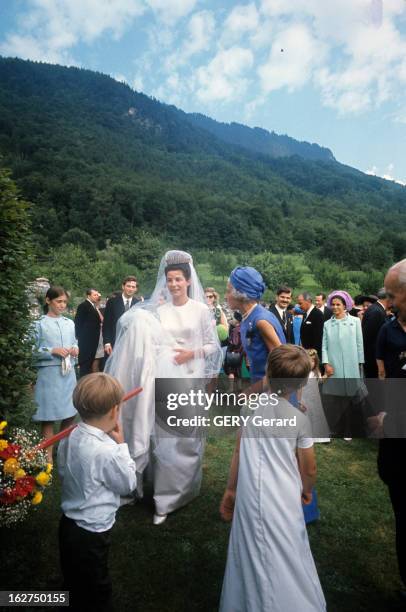 The Marriage Of Prince Hans-Adam Of Liechtenstein With Mary Kinsky Von Wchinitz Und Tettau. Vaduz - 30 juillet 1967 - Dans un jardin à l'occasion de...