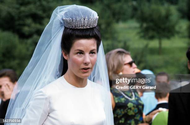 The Marriage Of Prince Hans-Adam Of Liechtenstein With Mary Kinsky Von Wchinitz Und Tettau. Vaduz - 30 juillet 1967 - Dans un jardin à l'occasion de...