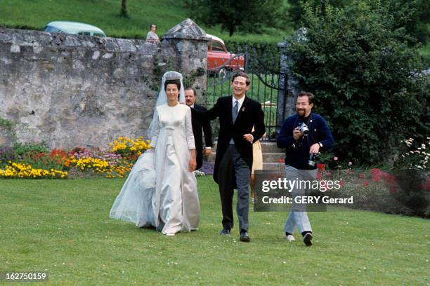 The Marriage Of Prince Hans-Adam Of Liechtenstein With Mary Kinsky Von Wchinitz Und Tettau. Vaduz - 30 juillet 1967 - Lors de leur mariage, marchant...