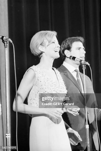 Israeli Music Hall. En mai 1965, dans le cadre d'un gala à l' Olympia sur le thème du music hall israélien, Ilana ROVINA chantant sur scène devant un...