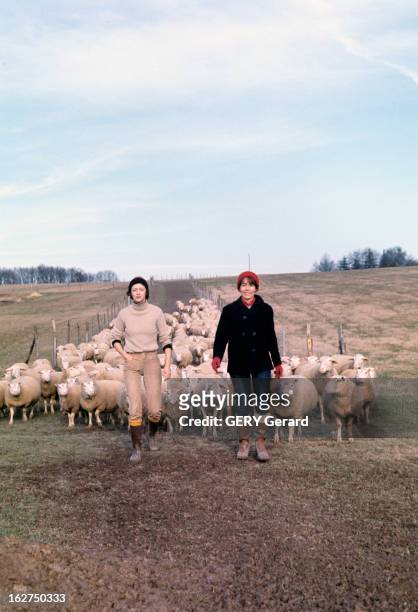 Model Michele Rethy And Annick Bastit. En janvier 1974, chaussées de bottes en caoutchouc et coiffées de bonnets, les mannequins Michèle RETHY et...