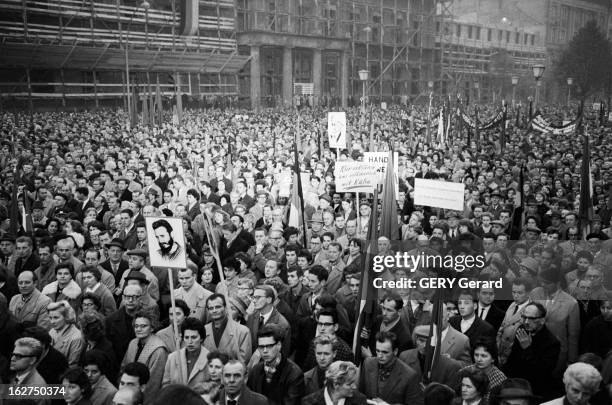 Pro-Castro Demonstration In East Berlin. Berlin-Est - 26 octobre 1962 - Dans les rues de la ville, lors d'une manifestation en soutien à Cuba, à...
