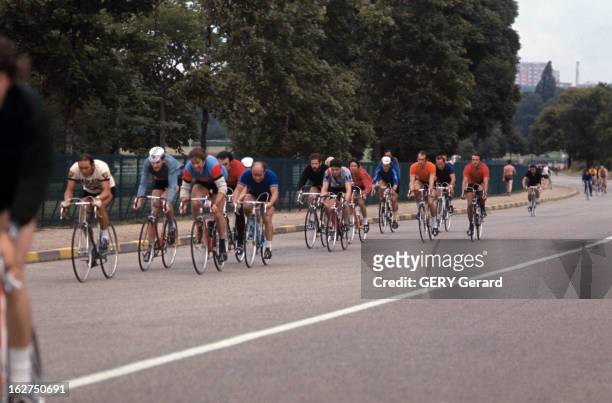 The Bike. France- août 1974- le cyclisme: lors d'une course, un peloton de cyclistes sur une route, aux abords d'un parc.