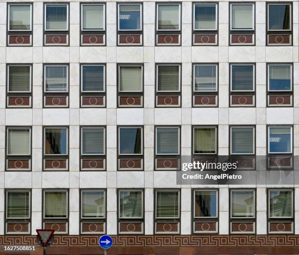 building facade with thirty-two windows and traffic signs - coordonnée géographique photos et images de collection