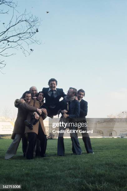 Le Petit Rapporteur, Tv Show. En France, en novembre 1975, sur une pelouse, portrait de groupe de l'équipe des animateurs de l'émission 'Le Petit...