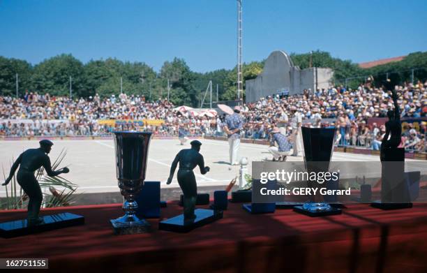 The Petanque. Provence- juin 1976- La pétanque, jeu de boules, issu du jeu provençal: prise de vue générale d'un terrain de jeux, lors d'un concours,...