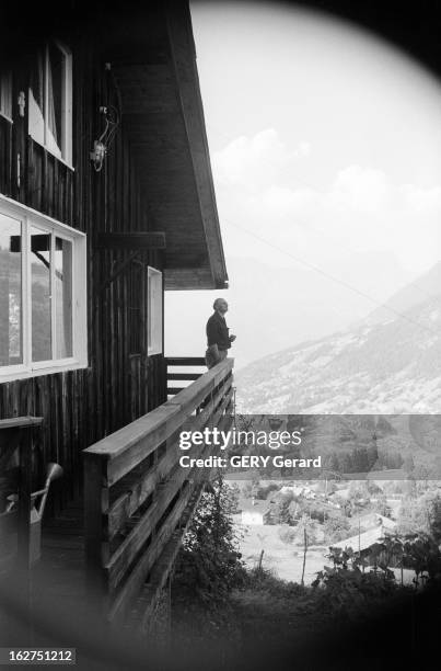 Rendezvous With Rene Etiemble. En France, le 3 août 1962, portrait de l'écrivain et linguiste René ETIEMBLE sur le balcon d'un chalet de montagne.