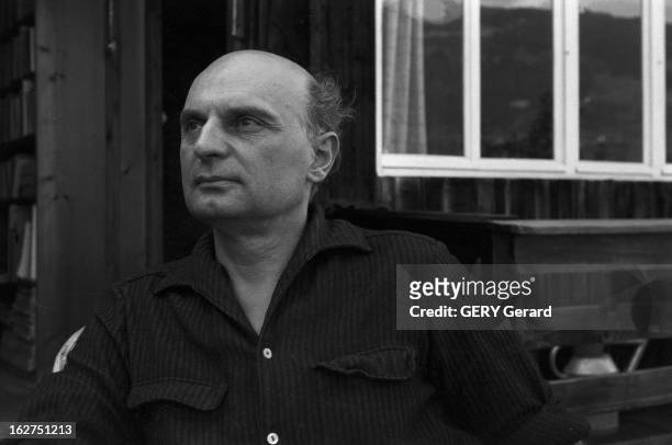 Rendezvous With Rene Etiemble. En France, le 3 août 1962, portrait de l'écrivain et linguiste René ETIEMBLE assis sur la terrasse d'un chalet de...