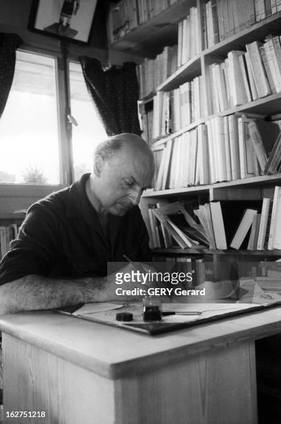 Rendezvous With Rene Etiemble. En France, le 3 août 1962, portrait de l'écrivain et linguiste René ETIEMBLE écrivant assis à un bureau dans un chalet...