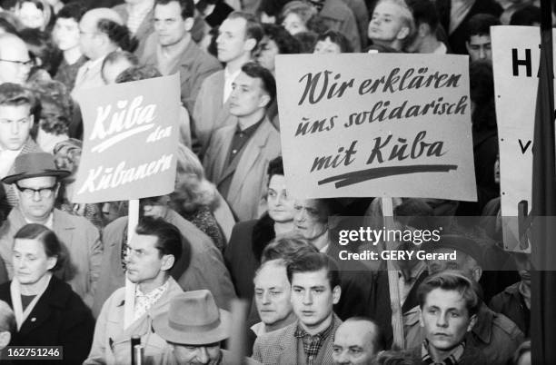 Pro-Castro Demonstration In East Berlin. Berlin-Est - 26 octobre 1962 - Dans les rues de la ville, lors d'une manifestation en soutien à Cuba, à...