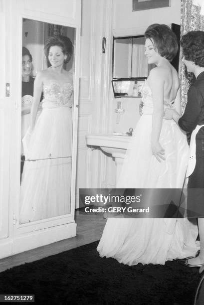 Elisabeth Mallon Prepares Herself For The Beginners Ball. En France, le 3 novembre 1962, portrait de Elisabeth MALLON chez elle devant le miroir...