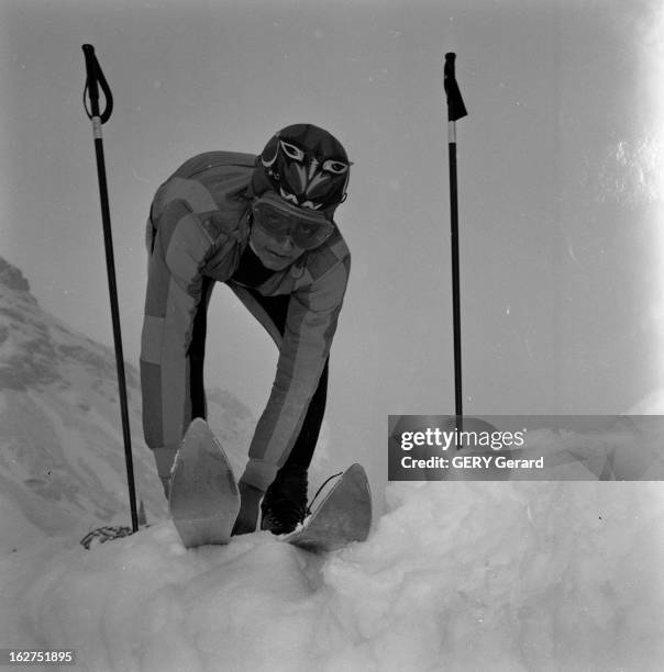 Jean Claude Killy In Val D'Isere. Val d'Isère- 26 décembre 1961- Jean-Claude KILLY, skieur alpin français, en combinaison et portant un masque,...