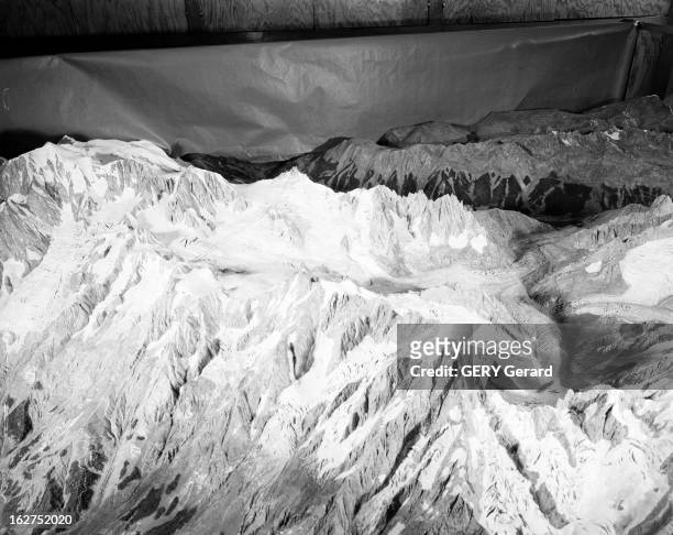 Chaine Of The Mont Blanc. Haute Savoie- Juillet 1961- Le Mont Blanc: plna sur la maquette du massif montagneux à l'école nationale de haute montagne...