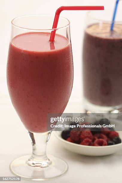 berries and smoothies with straw - bendy straw stock pictures, royalty-free photos & images