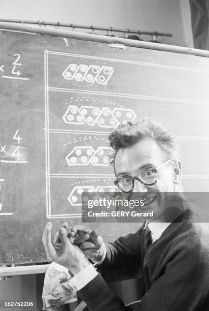 Darrol, Inventor Of A New Method Of Calculation. En janvier 1961, jeune instituteur souriant dans un petit village francais, DARROL est l'inventeur...