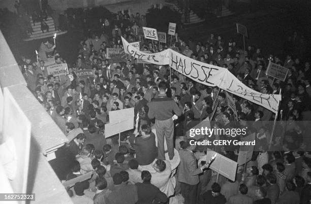 Students Demonstration. A Paris, en novembre 1957, Les étudiants venus de tous pays manifestent devant le Collège Franco-britannique à la Cité...