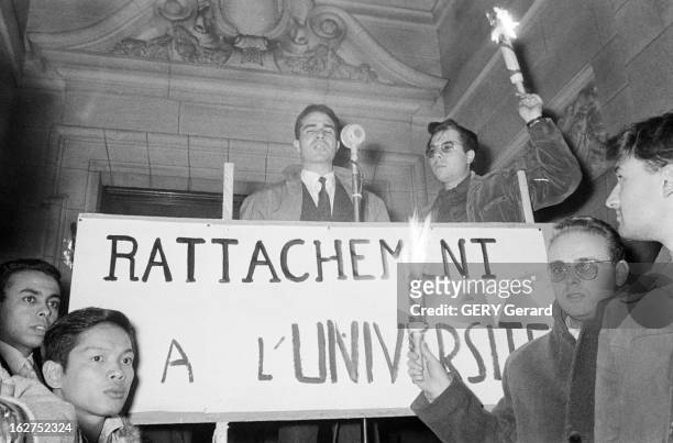 Students Demonstration. A Paris, en novembre 1957, Les étudiants venus de tous pays manifestent devant le Collège Franco-britannique à la Cité...