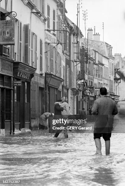 Flood Of The Seine And Marne In 1958. En Seine-et-Marne à Coulommiers, dans la nuit du 25 au 26 février, la rivière du Grand Morin est montée de deux...