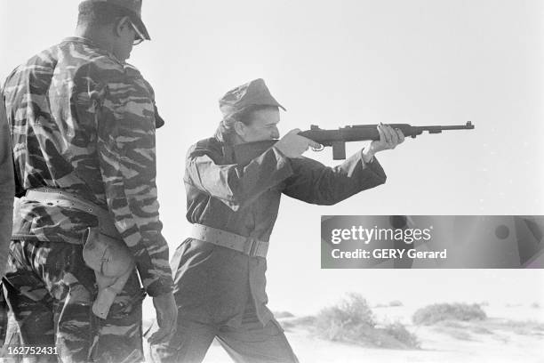 Mauritanian Army Training. En Mauritanie, en novembre 1977, Mme la présidente Mariem OULD DADDAH participe à l'entrainement militaire sur la plage...