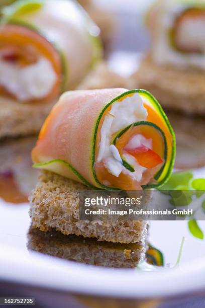 courgette and salmon rolls with goats cheese on bread - calabacín fotografías e imágenes de stock