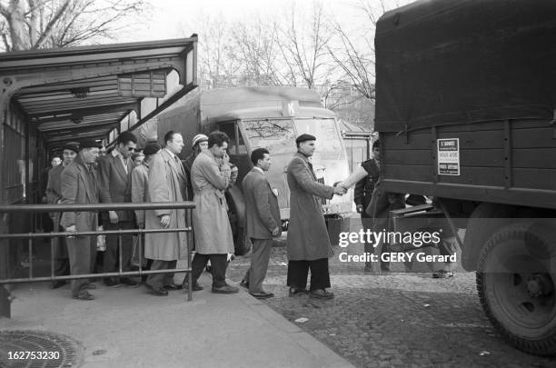 Strikes And Demonstrations In Paris. A Paris, en avril 1958, Grèves des transports urbains : l'armée est réquisitionnée pour transporter les...