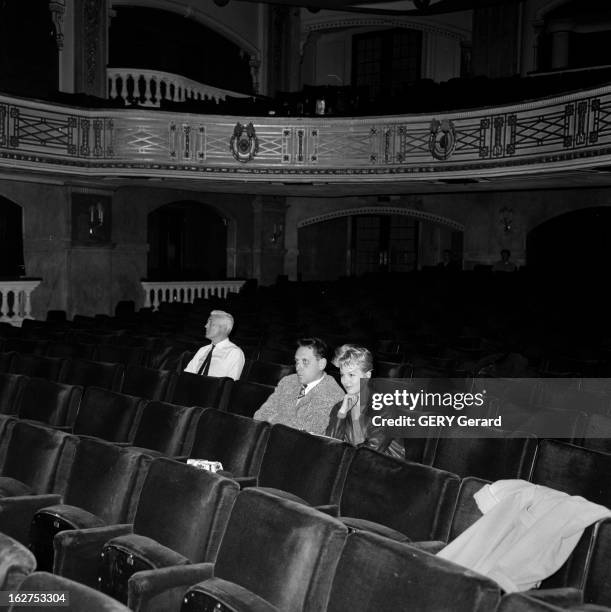 Mylene Demongeot In The Play 'Virage Dangereux' Directed By Raymond Roller. En avril 1958, à Paris, au théâtre Edouard VII, Raymond ROULEAU met en...