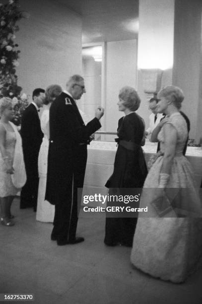 The Chancery Night At The Palace Of Chaillot. A Paris, le 2 juin 1960, Lors de la Grande Nuit de la Chancellerie, les invités arrivent au Palais de...