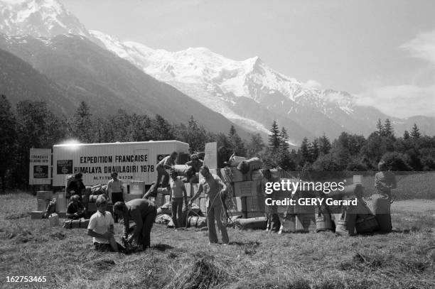 First French Expedition To Climb The Everest. Au Népal en juillet 1978, Pierre MAZEAUD, ancien ministre des sports part à la conquête de l'Everest à...