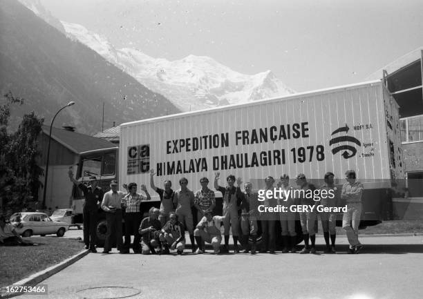 First French Expedition To Climb The Everest. Au Népal en juillet 1978, Pierre MAZEAUD, ancien ministre des sports part à la conquête de l'Everest à...