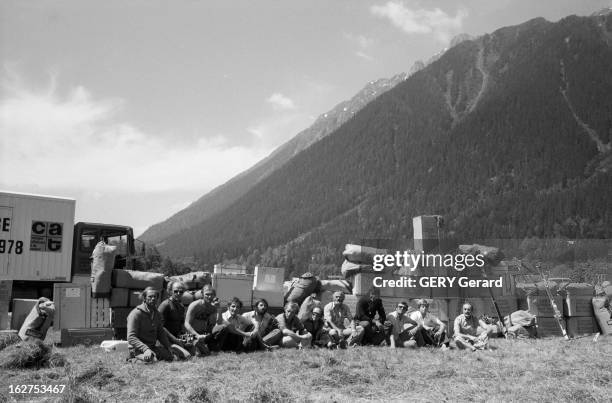 First French Expedition To Climb The Everest. Au Népal en juillet 1978, Pierre MAZEAUD, ancien ministre des sports part à la conquête de l'Everest à...