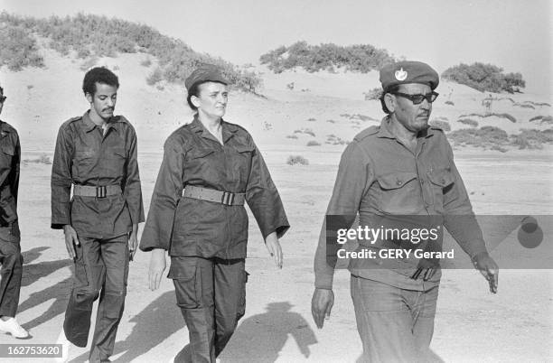 Mauritanian Army Training. En Mauritanie, en novembre 1977, Mme la présidente Mariem OULD DADDAH participe à l'entrainement militaire sur la plage...