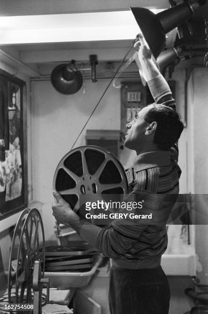 Rendezvous With Charles Aznavour. Paris, 6 juillet 1960, le chanteur Charles AZNAVOUR dans une cabine de projection, regardant une pellicule.