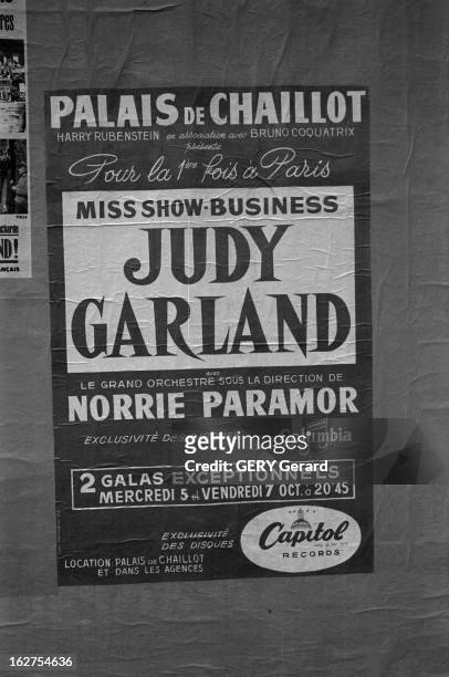 Posters Of Shows In Paris In 1960. Paris, le 6 octobre 1960. Photographie des affiches de spectacles se jouant à Paris. Affiche en papier du...