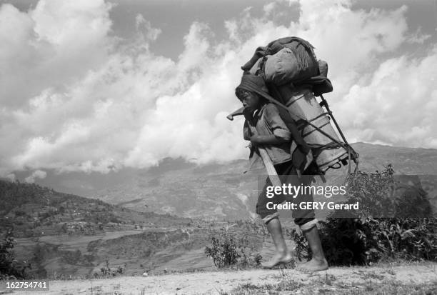 Kogan Expedition On Cho Oyu. Népal, Xigaze, novembre 1959, Dans le massif de l'Himalaya, l'alpiniste et photographe Gérard Géry et l'alpiniste Jeanne...