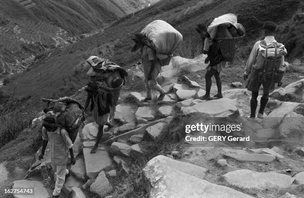 Kogan Expedition On Cho Oyu. Népal, Xigaze, novembre 1959, Dans le massif de l'Himalaya, l'alpiniste et photographe Gérard Géry et l'alpiniste Jeanne...