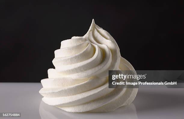 blob of whipped cream - natas batidas imagens e fotografias de stock