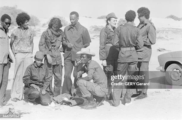 Mauritanian Army Training. En Mauritanie, en novembre 1977, Mme la présidente Mariem OULD DADDAH participe à l'entrainement militaire sur la plage...