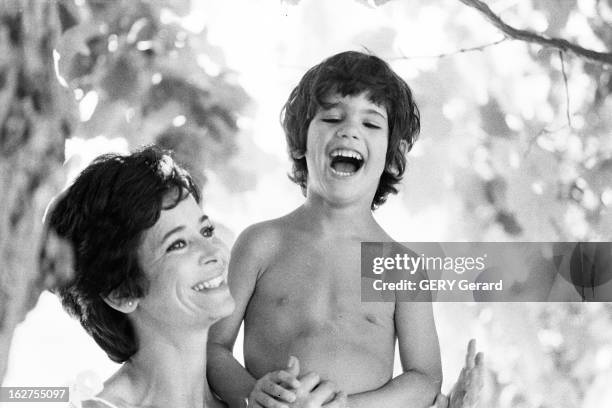 Rendezvous With Michel Drach And His Wife Marie-Jose Nat. France, Gordes, 25 juillet 1977, Le réalisateur français Michel Drach a épouse l'actrice...