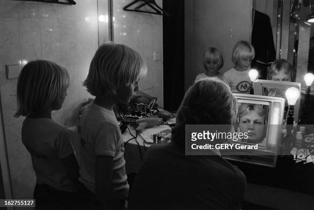 Claude Francois And His Bride Kathalyn Jones, A Young American Model. En France, en juillet 1977, Claude FRANCOIS dans sa loge, se regardant dans un...