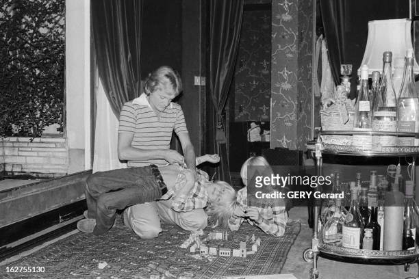 Claude Francois And His Bride Kathalyn Jones, A Young American Model. En France, en juillet 1977, Claude FRANCOIS chez lui, jouant par terre sur le...